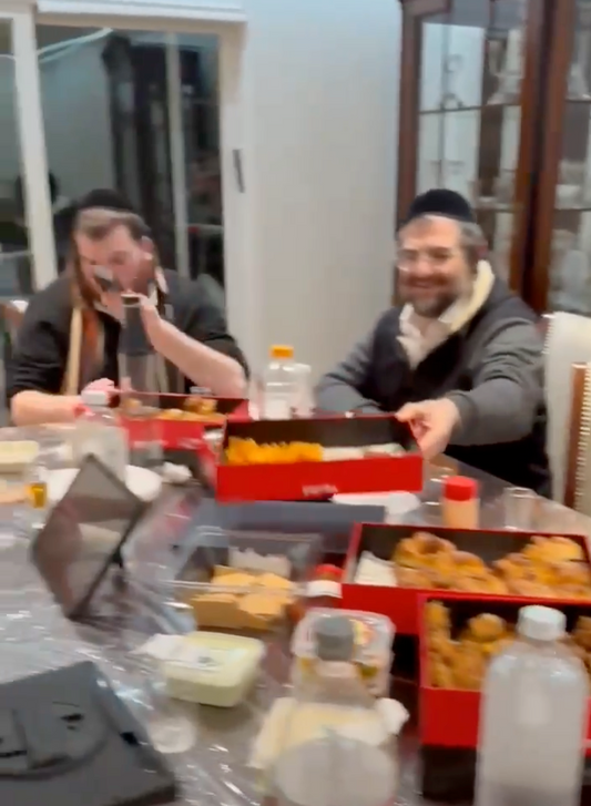 ס'וועט זיין וואס צו לאכן... צענדליגער שעות גייען אריין אין די קאמעדי פון דעם 'קארופט' שפיל, עס לוינט זיך נישט צו פארפאסן...
